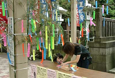 たまたま商店街を通りかかって短冊に願いを書き込む親子