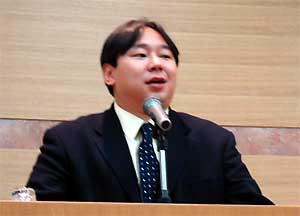 燕三条青年会議所の6月例会で講演する大西健丞さん