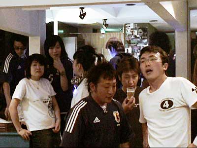 footballcafe codで観戦するサッカーファン