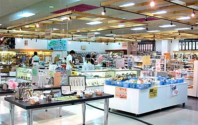 リニューアルで明るくすっきりした物産展示即売場