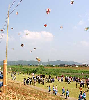 五十嵐川右岸河川敷で行われている三条凧合戦
