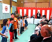 アトラクションで児童が合唱を披露