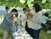 ワインを味わう参加者
