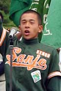 選手宣誓する三条リーグの佐野哲郎主将