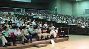 900人が詰めかけた会場
