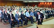 満員ですし詰めの会場
