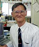 事務局の川瀬和敏教諭