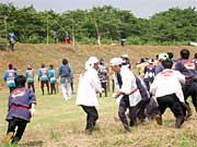 上空の優雅な凧とは対照的に地上では熱戦