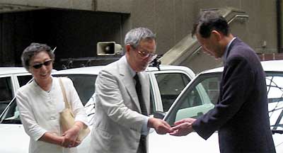 高橋三条市長(右)に寄付した車のキーを手渡す川上栄二さん(中央)