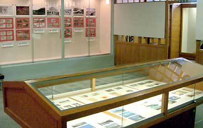 三条市立図書館で開かれている「本の虫のコレクション」