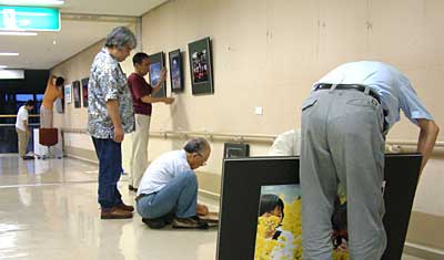 済生会三条病院で開かれているPHOTO風音写真展の展示作業