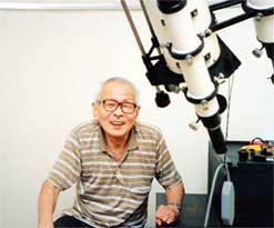 15cm屈折望遠鏡と草野さん（1995年9月14日撮影）