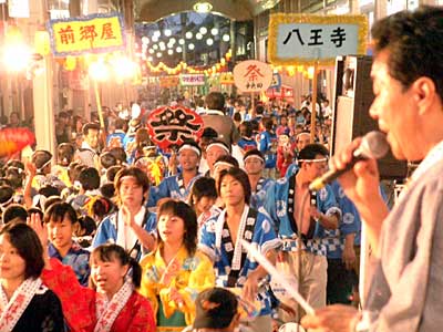 はるか向こうへ続く踊りの列