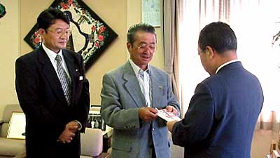 左から石川三条信用金庫燕支店長、宇佐美燕さんしん会会長、高橋燕市長