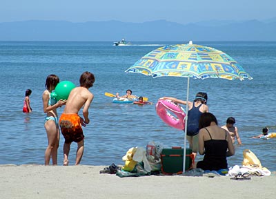 夏休み初日の寺泊海水浴場(午前10時51分撮影)