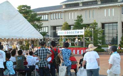 栄町役場を中心に行われた2002栄ふるさと夏まつり