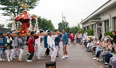 巡回PRみこしで純金みこしを披露