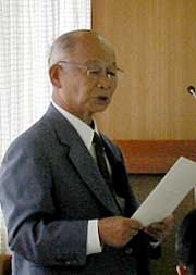 ステンレス鋼材の二重価格問題の改善状況を報告する大山市議会議長