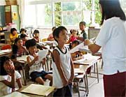 荒井教諭から通知表を受け取る1年2組の児童