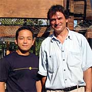 左から弥生商店の雅克さんとベンクスさん