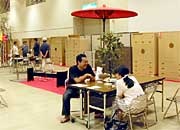 桐たんすが並ぶ会場