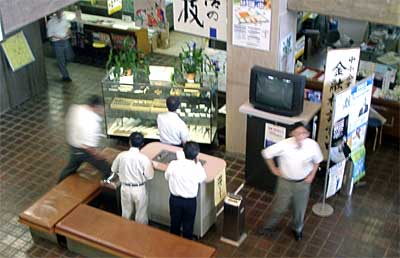 終日禁煙初日の三条市役所正面玄関ホールの喫煙所は愛煙家の職員がひきもきらない人気