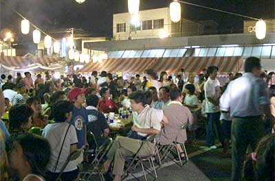 商店街夜店市でにぎわう中央商店街会場