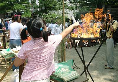 八幡宮で行われた三条地区食品衛生協会三条支部のはし供養祭