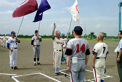 第27回三市市議会親善野球大会開会式で燕市議会の野島善夫主将が選手宣誓