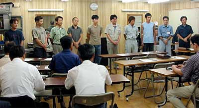 平成14年度伝統地場産業後継者育成事業開講式で抱負を話す受講生