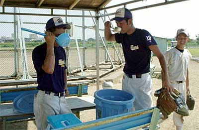 三条燕総合グラウンドでポリバケツから水分補給する城西大学硬式野球部員