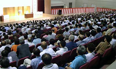 地場産センターが1,400人でぎっしり埋まった協栄信用組合設立50周年記念講演会
