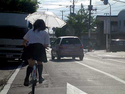 8日の三条市内で自転車に日傘（よい子はまねをしないように）
