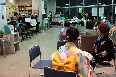浴衣姿もあでやかに三条市勤労青少年ホームで開かれた国際交流Tea Time