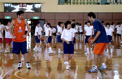 新潟アルビレックスのプロ選手が指導した三条市中学校バスケットボール講習会