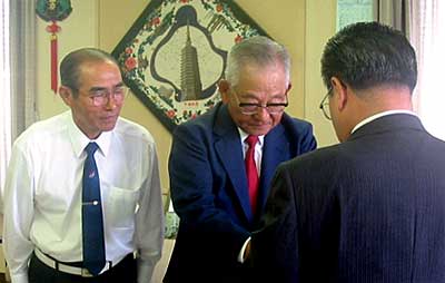 左から燕市ゲートボール協会の小林栄一副会長、竹野清会長、高橋甚一燕市長