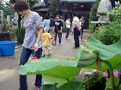 墓参りでにぎわい始めた三条市内の寺院