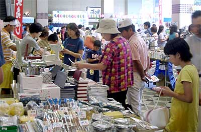 金物特価市はレジが休みなしで稼働する地場産フェアー2002