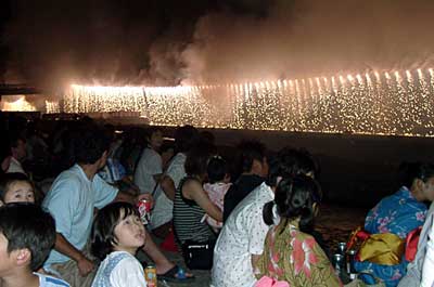 第17回越後加茂川夏祭りのフィナーレを飾った日本一のナイアガラ