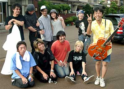 前列右から4人目の岩本さん、いちばん右の星野さんをはじめ出演バンドのメンバー