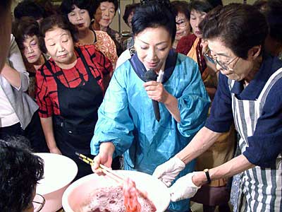 女優の磯村みどりさん講師に開かれた雪椿の花びら染め教室