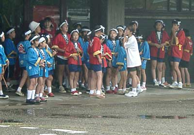 雨上がりを待つ児童たち