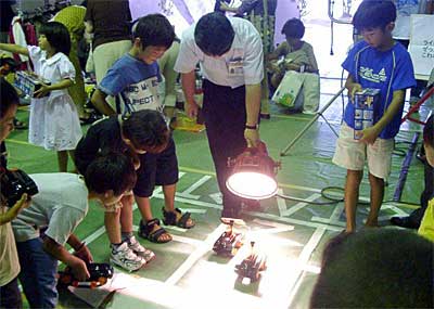 24日開かれたエコライフフェスタ2002で子どもたちの人気を集めたソーラーカー工作