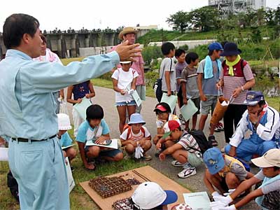 粗朶沈床の説明を聞く子どもたち