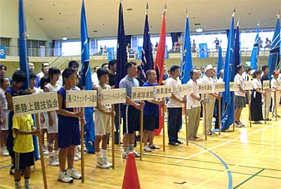 平成14年度燕市民総合スポーツ祭総合開会式で入場行進して整列した23団体の250人