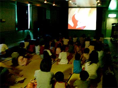 65人が鑑賞した三条市立図書館の夏休みこども出前映写会キャプション