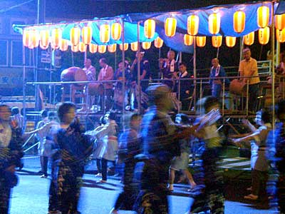 はやしの舞台の前を流れる踊りの輪