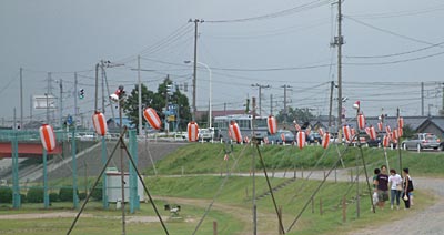 ちょうちんが並んだ花火の観覧会場の六ノ町公園