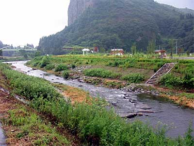 イワナ、ヤマメのつかみどりを行う駒出川は八木ヶ鼻の足下を流れ清流