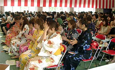 真夏に行われた平成14年度栄町成人式